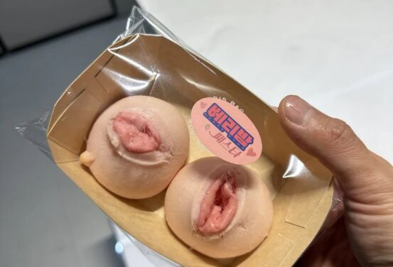 ▲▼南韓SPC集團烘焙品牌「巴黎貝甜」推出新品「莓果杜拜巧克力Q餅」,外觀意外引發話題。(圖/翻攝自韓網)