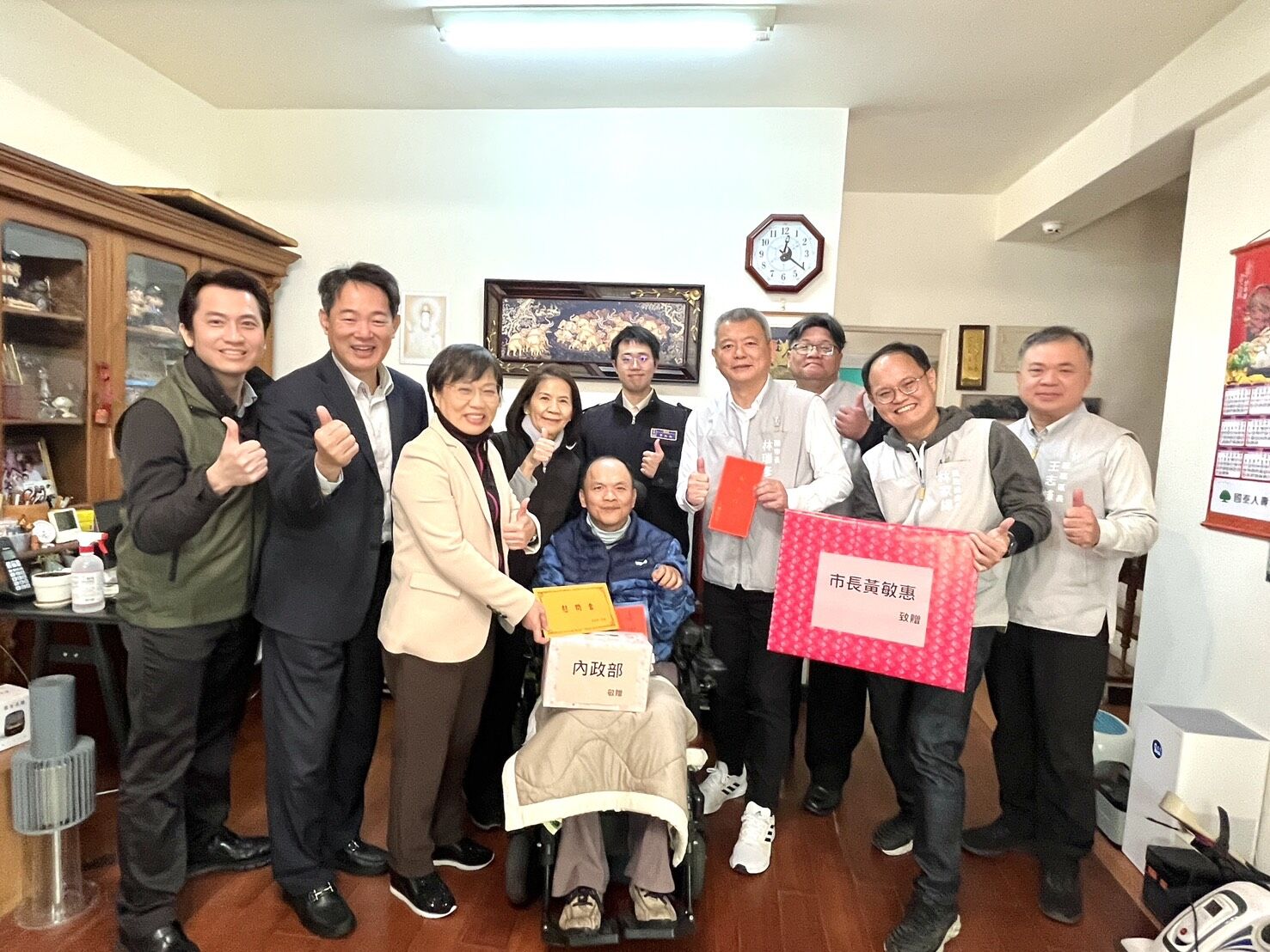 ▲內政部長劉世芳與林瑞彥副市長今（22日）前往嘉義市東區，探視服役期間因公受傷的退伍弟兄，並致贈春節慰問金，表達誠摯關懷。（圖／內政部提供）