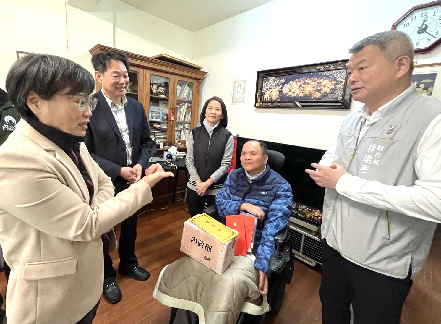 ▲▼內政部長劉世芳與林瑞彥副市長今（22日）前往嘉義市東區，探視服役期間因公受傷的退伍弟兄，並致贈春節慰問金，表達誠摯關懷。（圖／內政部提供）