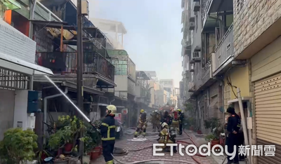 快訊／台南東區住宅清晨惡火延燒3戶！消防11車急灌救
