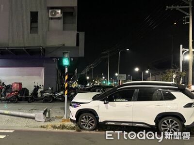 台南酒駕男左轉失控！燈桿慘遭休旅車撞斷　涉公共危險罪送辦