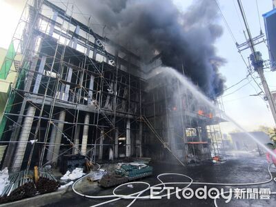 快訊／高雄建築工地大火！恐怖烈焰黑煙衝天　40消防射水灌救