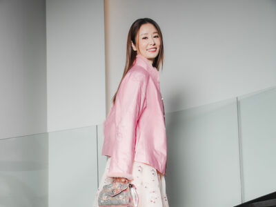 林心如回憶「首次包紅包」感動落淚！示範夏姿立領棉襖搭玉鐲包優雅過年