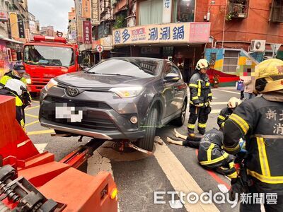 蘆洲休旅車「切西瓜」左轉撞輾行人！婦捲車底重傷　駕駛怪A柱
