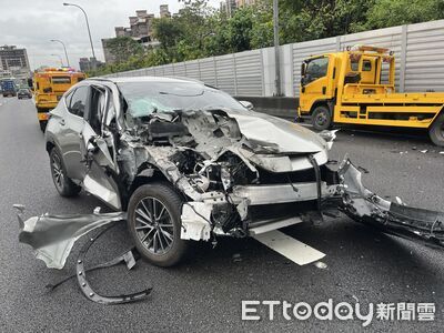 貨車國1故障駕駛下車查看被撞！拖吊車也受損　自小客車頭爛毀