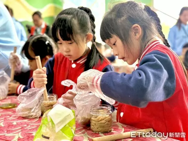 ▲新北市幼兒園師生到關山參與蘿蔔食農體驗活動。（圖／記者楊晨東翻攝）