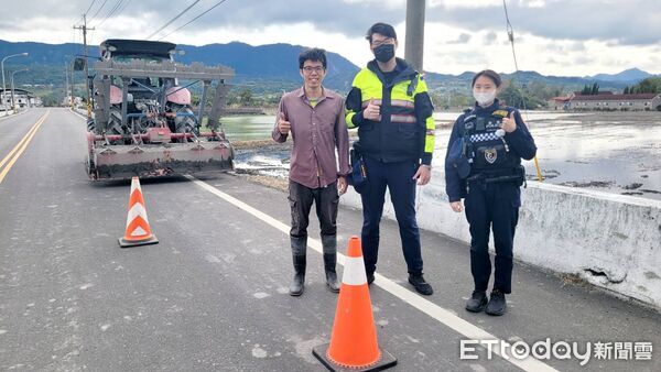 ▲關山警察分局呼籲農忙上路先清除泥濘，並提供三角錐出借服務。（圖／記者楊晨東翻攝）