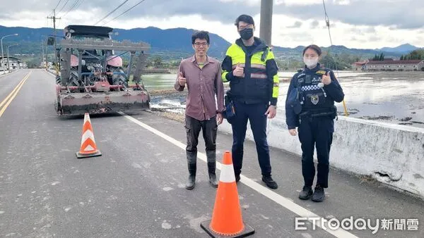 ▲關山警察分局呼籲農忙上路先清除泥濘，並提供三角錐出借服務。（圖／記者楊晨東翻攝）