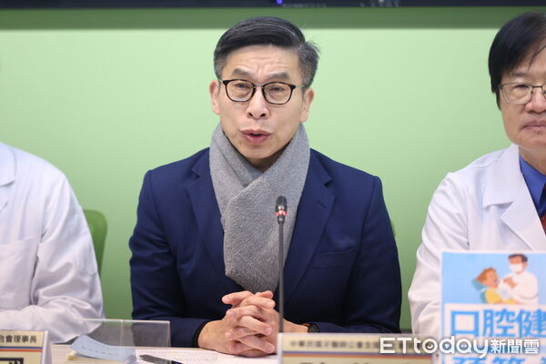 ▲立委鍾佳濱召開民進黨團「施捨兩趴凍結98人民不同意」記者會。（圖／記者林敬旻攝）