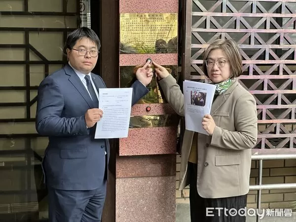 ▲立委陳培瑜(右起)在律師黃帝穎陪同下告發黃國昌涉嫌違反《國家機密保護法》。（圖／記者劉昌松攝）