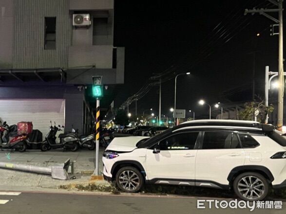 ▲台南市安南區長和路一段深夜發生自小客車自撞事故，車輛撞擊路旁燈桿造成毀損。（記者林東良翻攝，下同）