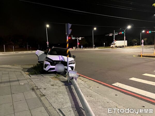 ▲台南市安南區長和路一段深夜發生自小客車自撞事故，車輛撞擊路旁燈桿造成毀損。（記者林東良翻攝，下同）