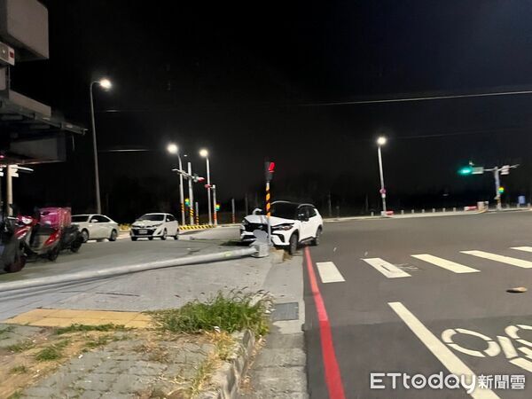 ▲台南市安南區長和路一段深夜發生自小客車自撞事故，車輛撞擊路旁燈桿造成毀損。（記者林東良翻攝，下同）