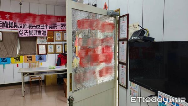 ▲土城廣興里長張淑玲服務處大門遭砸，徐男到案表示因精神狀況不佳才丟馬克杯。（圖／記者陸運陞翻攝）