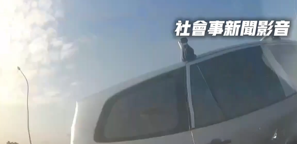 ▲台南市善化區善福大道與善福三街路口發生自小客車碰撞事故，警方到場進行交通疏導。（圖／翻攝自社會事新聞影音，下同）