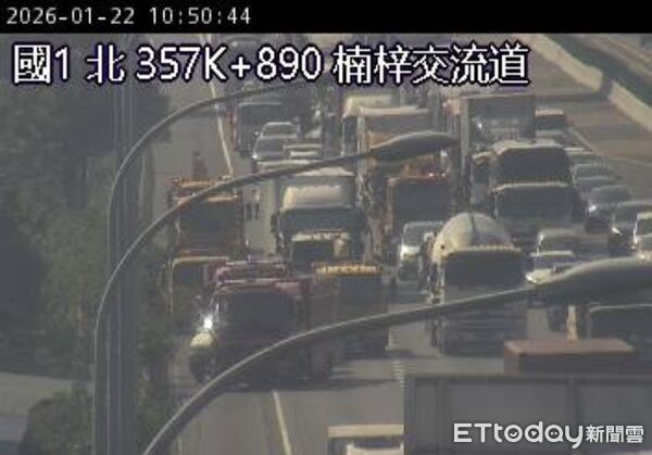▲▼快訊／國1北上楠梓交流道3大車+2小車連環撞　路段塞到「紫爆」  。（圖／記者賴文萱翻攝）