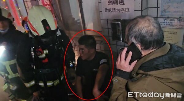 ▲詹能傑第三度進入火場前的最後身影。（圖／記者郭世賢翻攝）