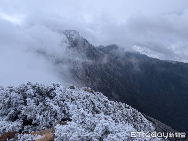 ▲▼玉山群峰3000公尺以上地區有明顯的霧凇及結冰現象發生。（圖／氣象署提供）