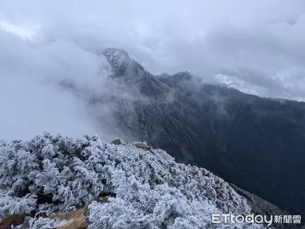 ▲▼玉山群峰3000公尺以上地區有明顯的霧凇及結冰現象發生。（圖／氣象署提供）