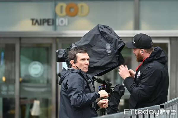 ▲▼美國自由攀岩名將霍諾德（Alex Honnold）將於台灣時間24日挑戰徒手攀登台北101，工作人員連日來持續在現場進行前置準備作業。（圖／記者李毓康攝）