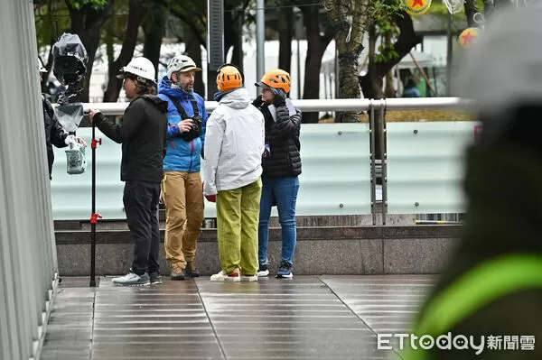 ▲▼美國自由攀岩名將霍諾德（Alex Honnold）將於台灣時間24日挑戰徒手攀登台北101，工作人員連日來持續在現場進行前置準備作業。（圖／記者李毓康攝）