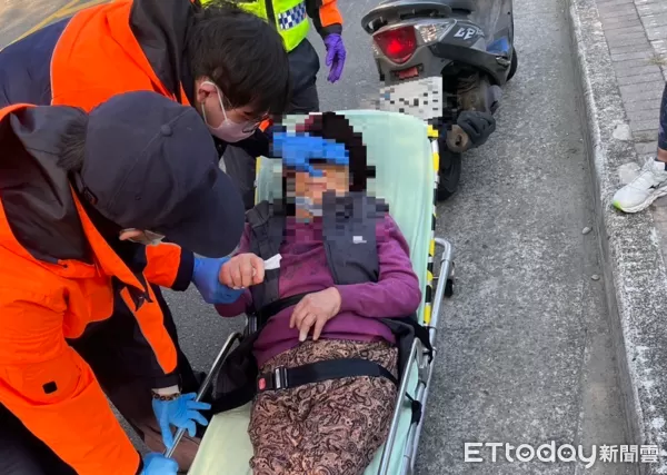 ▲買菜老婦身體不適、跌傷不起，中興暖警即刻救援送醫。（圖／記者高堂堯翻攝，下同）