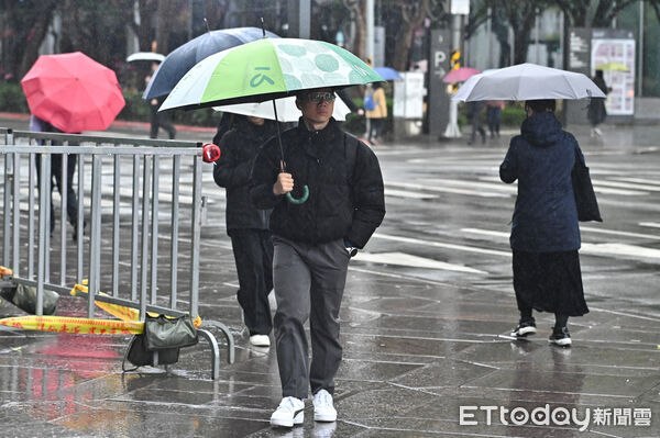 ▲▼羽絨衣,行人,路人,過馬路,行人穿越道,斑馬線,口罩,低溫,寒流,冬天,濕冷,輻射冷卻,保暖,禦寒,冬衣,冬季,東北季風,大陸冷氣團,氣象,降溫,雨傘,撐傘,下雨,降雨,雨天,天氣配圖。（圖／記者李毓康攝）