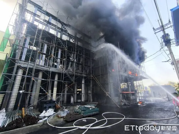 ▲高雄建築工地發生火警。（圖／記者許宥孺翻攝）