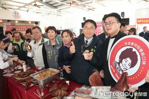 ▲台南市南區眷村年貨大街22日舉行記者會，市長黃偉哲與地方里長共同宣布活動正式開跑。（記者林東良翻攝，下同）