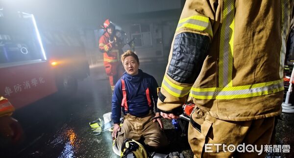 詹能傑救人倒下！義消爬出火場跪地急喊：他沒呼吸了　鼻酸畫面曝