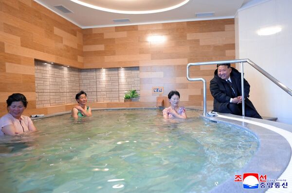 金正恩表情逐漸母湯！看美女泡澡「笑開懷」　網嘆：原來是重口味