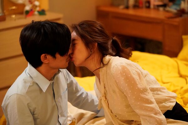 姚淳耀緊貼郭書瑤「起生理反應」下面一大包　《何百芮》荒謬畫面曝