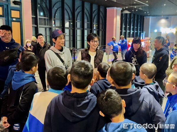 ▲台中市議員江肇國包場邀請四校棒球隊觀賞《冠軍之路》，近200名基層小球員齊聚戲院感受奪冠瞬間。（圖／記者游瓊華翻攝）