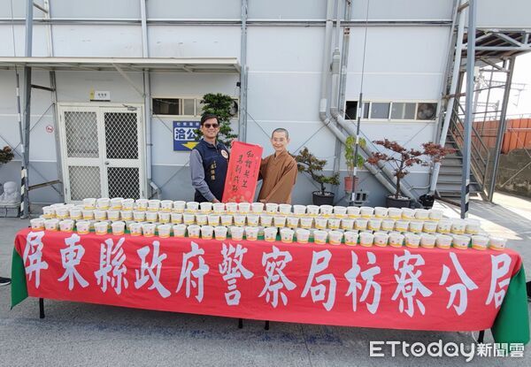 ▲國際佛光會枋寮分會致贈枋寮警分局臘八粥。（圖／記者陳崑福翻攝）