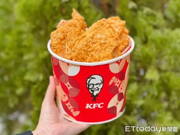 ▲▼肯德基推出新春限定金沙系列推出2大新品「富貴金沙起司脆雞」、「開運金沙沾醬」 。（圖／記者蕭筠攝）