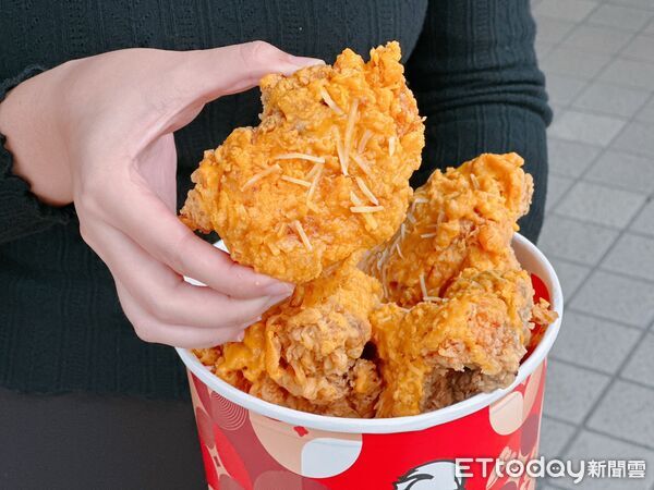 ▲▼肯德基推出新春限定金沙系列推出2大新品「富貴金沙起司脆雞」、「開運金沙沾醬」 。（圖／記者蕭筠攝）