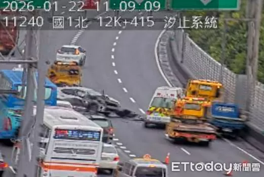 ▲22日上午國道中山高汐止路段發生休旅車追撞貨車意外。（圖／記者張君豪翻攝）