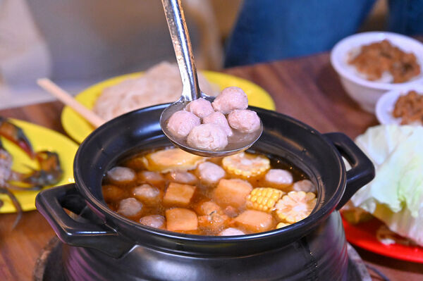 ▲▼九霸碳燒薑母鴨。（圖／部落客橘子狗愛吃糖授權提供）