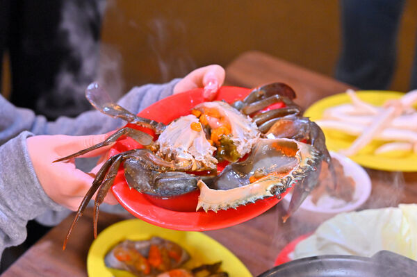 ▲▼九霸碳燒薑母鴨。（圖／部落客橘子狗愛吃糖授權提供）