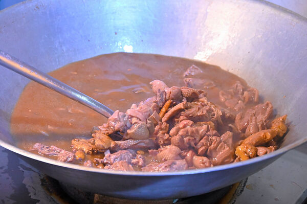 ▲▼九霸碳燒薑母鴨。（圖／部落客橘子狗愛吃糖授權提供）