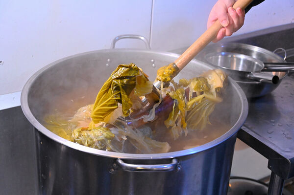 ▲▼九霸碳燒薑母鴨。（圖／部落客橘子狗愛吃糖授權提供）