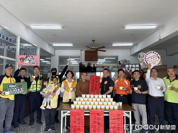 ▲佛光山潮州講堂致贈潮州警分局臘八粥。（圖／記者陳崑福翻攝）