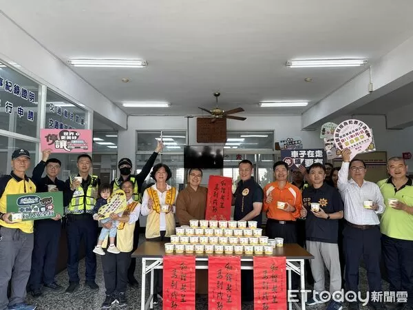 ▲佛光山潮州講堂致贈潮州警分局臘八粥。（圖／記者陳崑福翻攝）