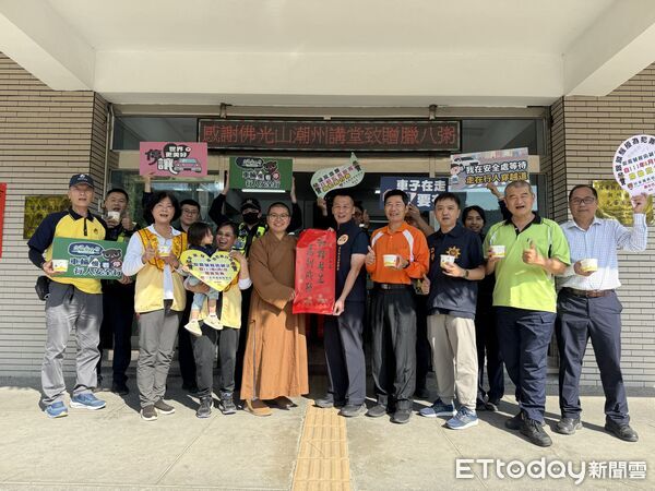 ▲佛光山潮州講堂致贈潮州警分局臘八粥。（圖／記者陳崑福翻攝）