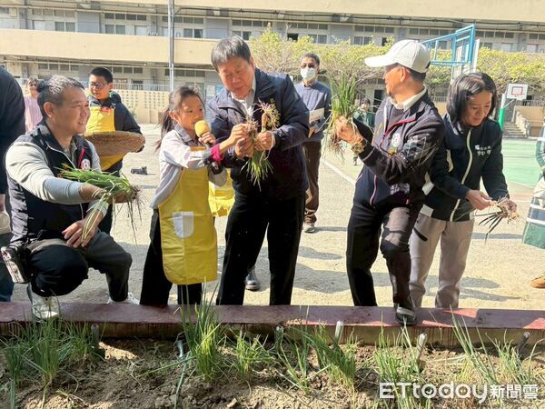 ▲台南市安慶國小食農教育教室「小蔥房」22日揭牌啟用，打造從土地到餐桌的學習場域。（圖／記者林東良翻攝，下同）