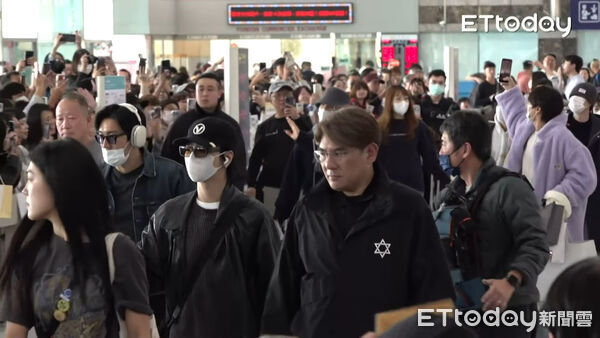 ▲▼直擊／SJ抵高雄逾500人接機！利特秒震撼拍盛況　始源衝向粉絲擊拳。（圖／記者陳家豪攝）