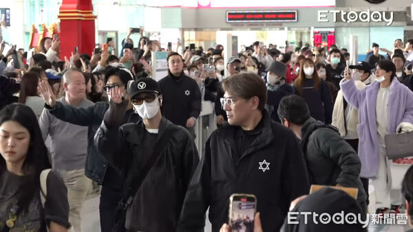 ▲▼直擊／SJ抵高雄逾500人接機！利特秒震撼拍盛況　始源衝向粉絲擊拳。（圖／記者陳家豪攝）