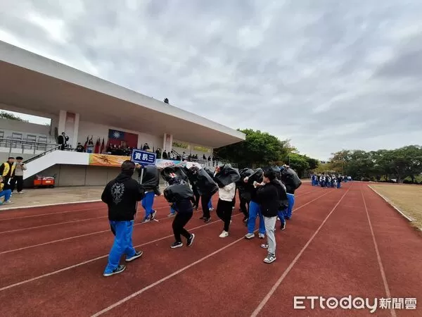 ▲▼金門高職校運會，學生搞怪套垃圾袋避寒創意進場。(圖／民眾提供)