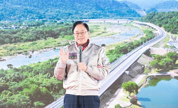 ▲桃園市長張善政今天上午出席大嵙崁清淤輸送系統道路工程通車典禮活動上致詞，可有效分流清淤車輛，降低對省道交通與行車帶來安全衝擊。（圖／市府新聞處提供）