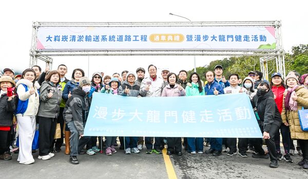 ▲桃園市長張善政今天上午出席大嵙崁清淤輸送系統道路工程通車典禮，會中與出席民代貴賓大合影。（圖／市府新聞處提供）